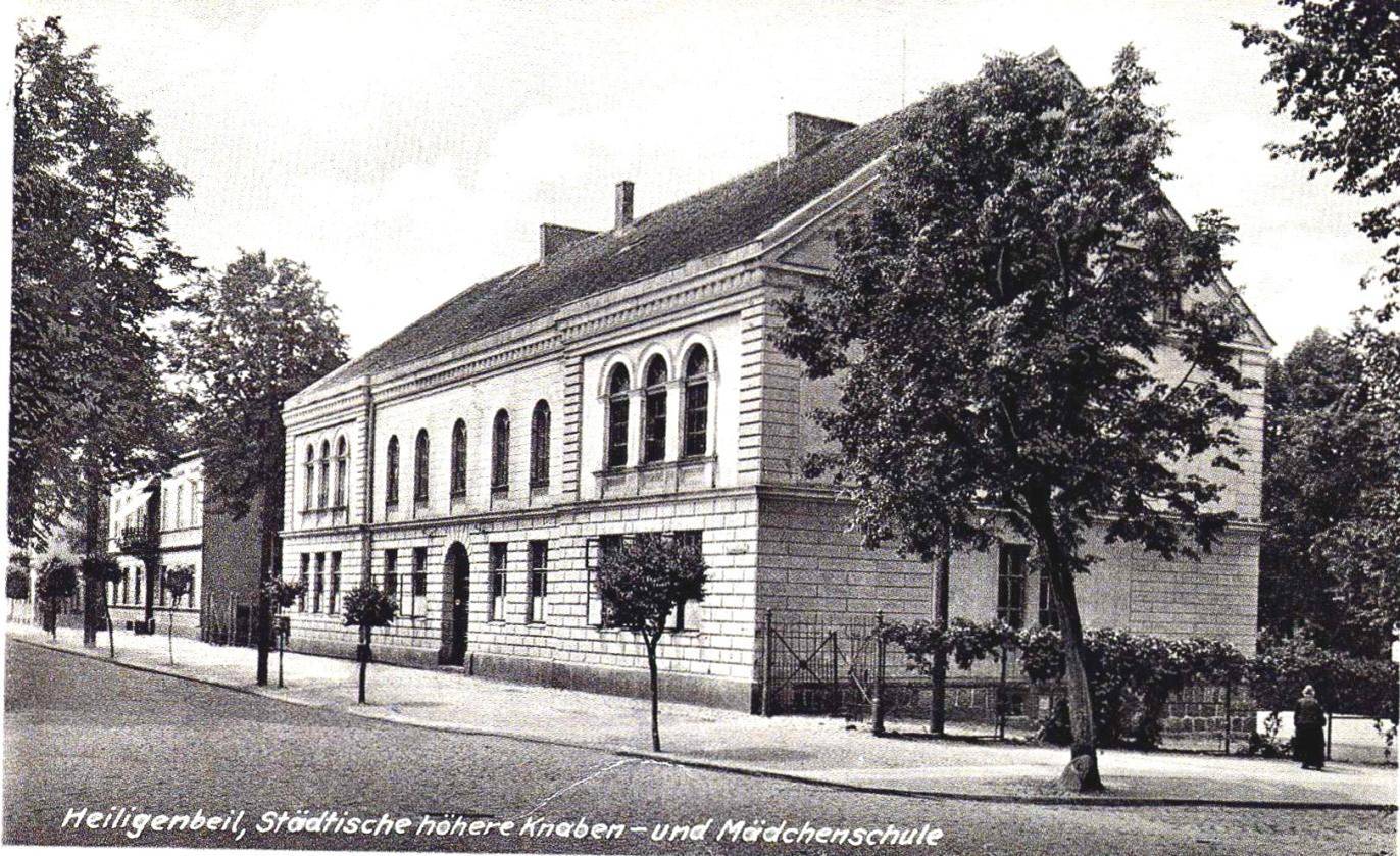 В этом здании в 1946 открылась Хайлигенбайльская семилетняя школа. Год постройки – 1879.